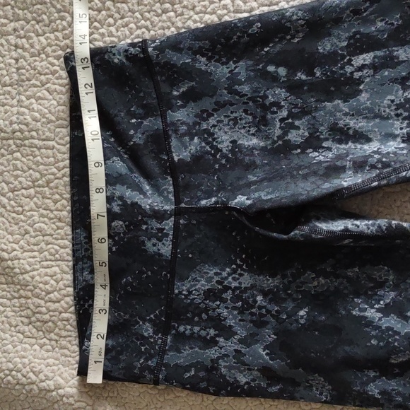 Alo Yoga XS Capri Snakeskin Print Leggings - Picture 7 of 13